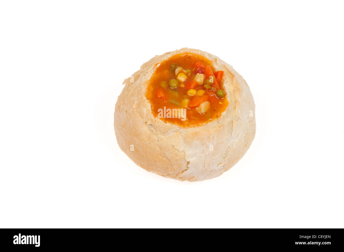 Zuppa Boule, zuppa di verdure servita in un singolo filone di boule il pane su sfondo bianco ritaglio. Foto Stock