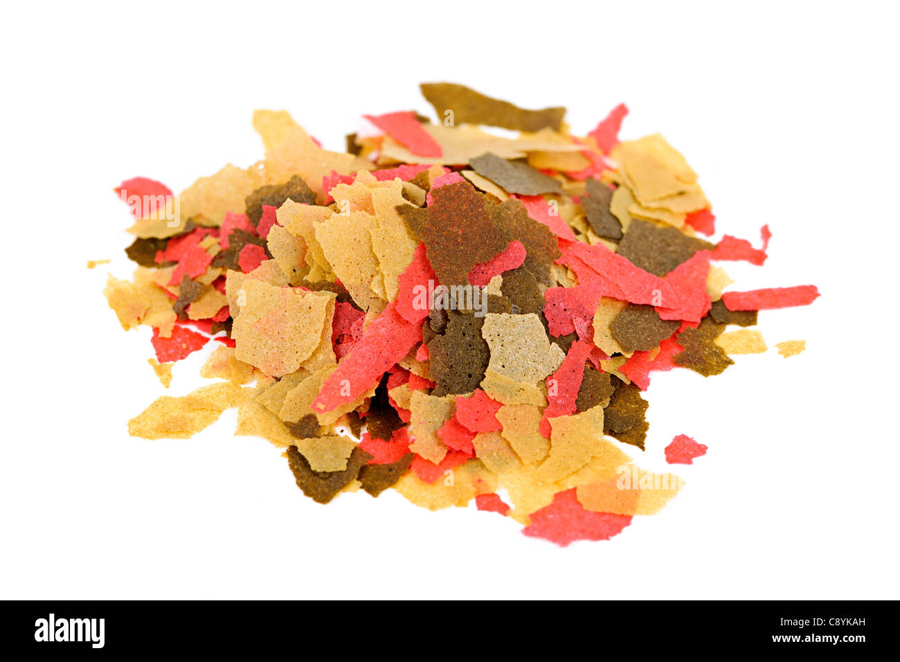 Pesci di acquario fiocchi alimentari isolati su sfondo bianco Foto Stock