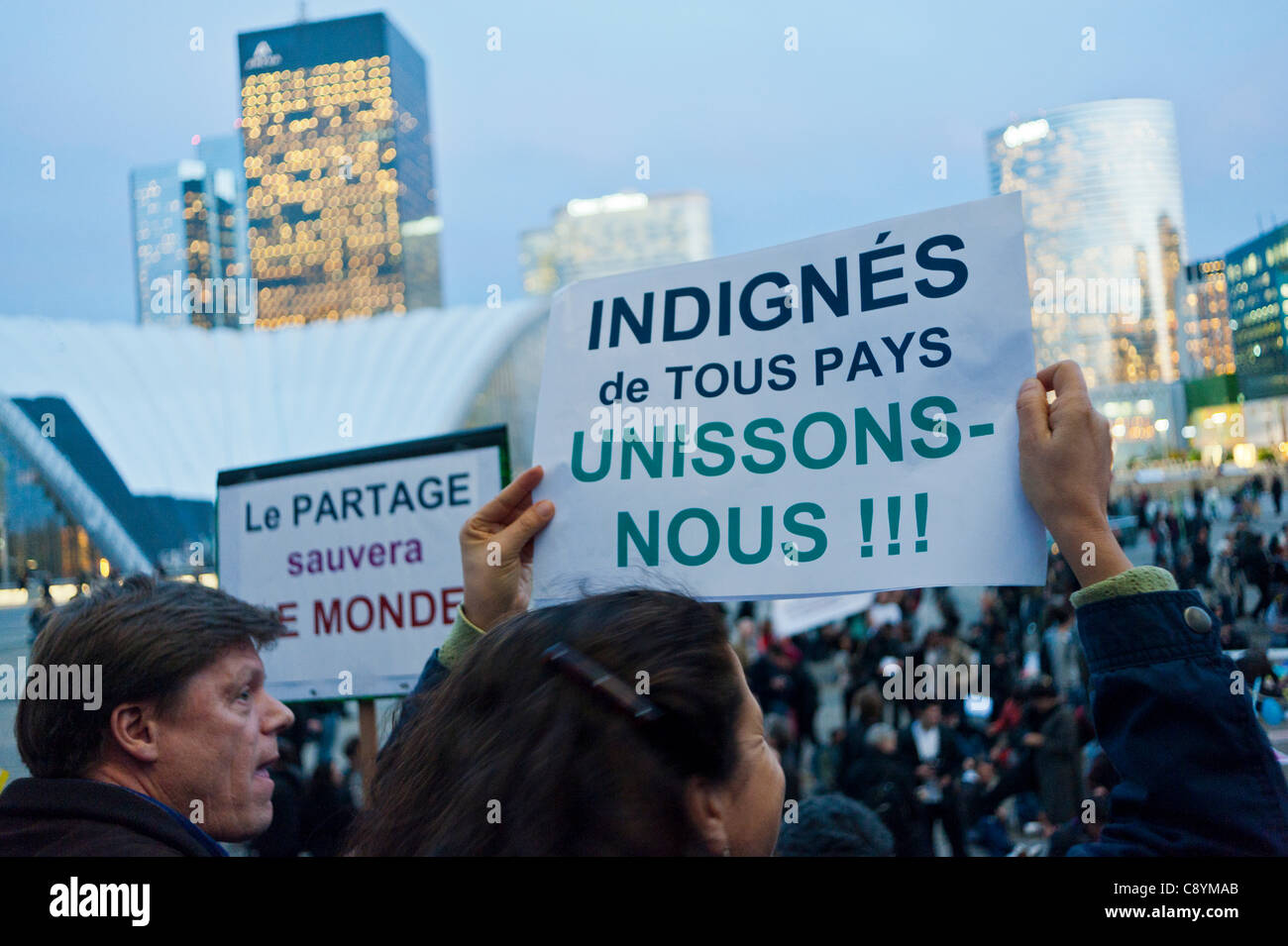 Parigi, Francia, "Occupare La Défense' dimostrazione ,contro Corporate l'avidità e la corruzione governativa, azienda francese segni di protesta, 'indigente di tutti i paesi unitevi!" Foto Stock