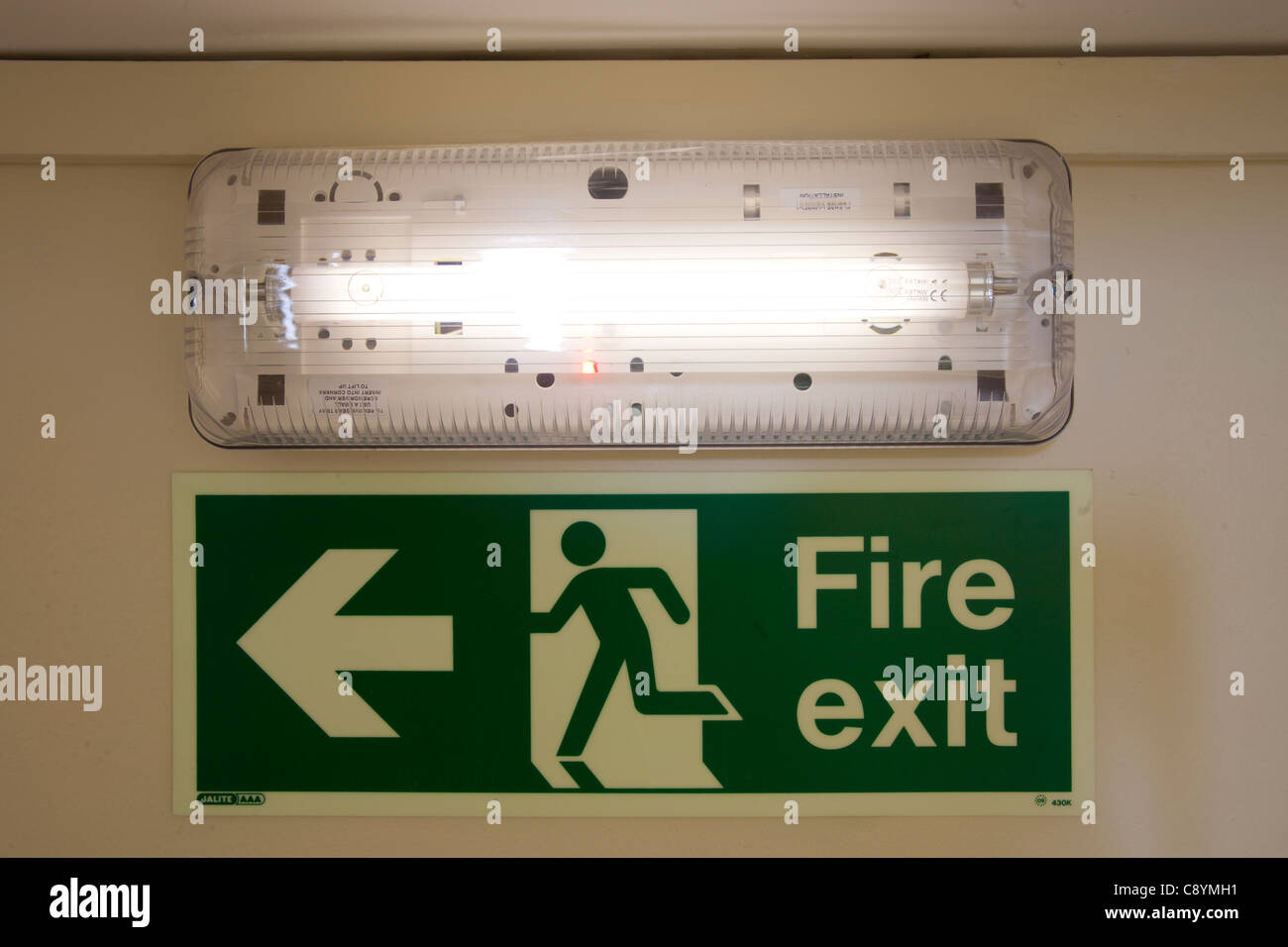 Uscita di emergenza luce con un illuminous fire exit sign Foto stock - Alamy