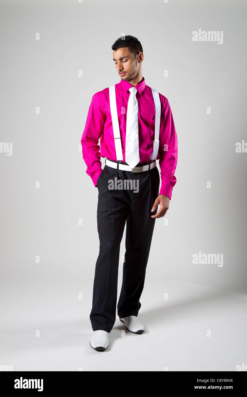 Giovani est indiano di modellazione maschio in un abito rosa shirt Foto Stock