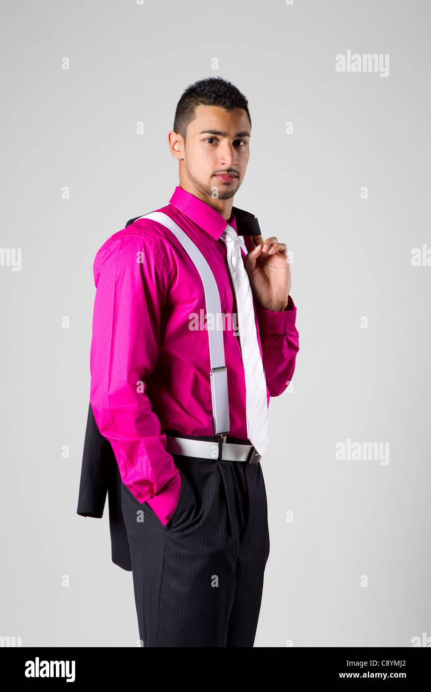 Giovani est indiano di modellazione maschio in un abito rosa shirt Foto Stock
