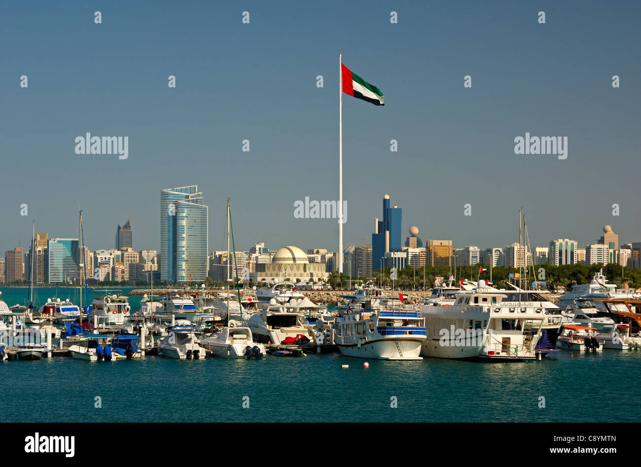 Vista su tutta la marina verso il pennone gigante e il sykline di Abu Dhabi alla Corniche, Abu Dhabi, Emirati Arabi Uniti Foto Stock