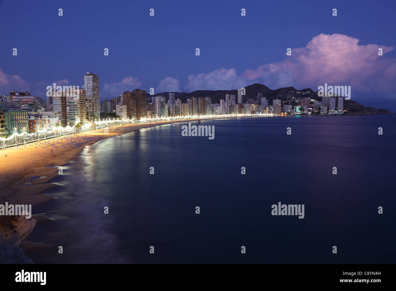 Highrise edifici lungo la spiaggia di Benidorm a notte, Spagna Foto Stock
