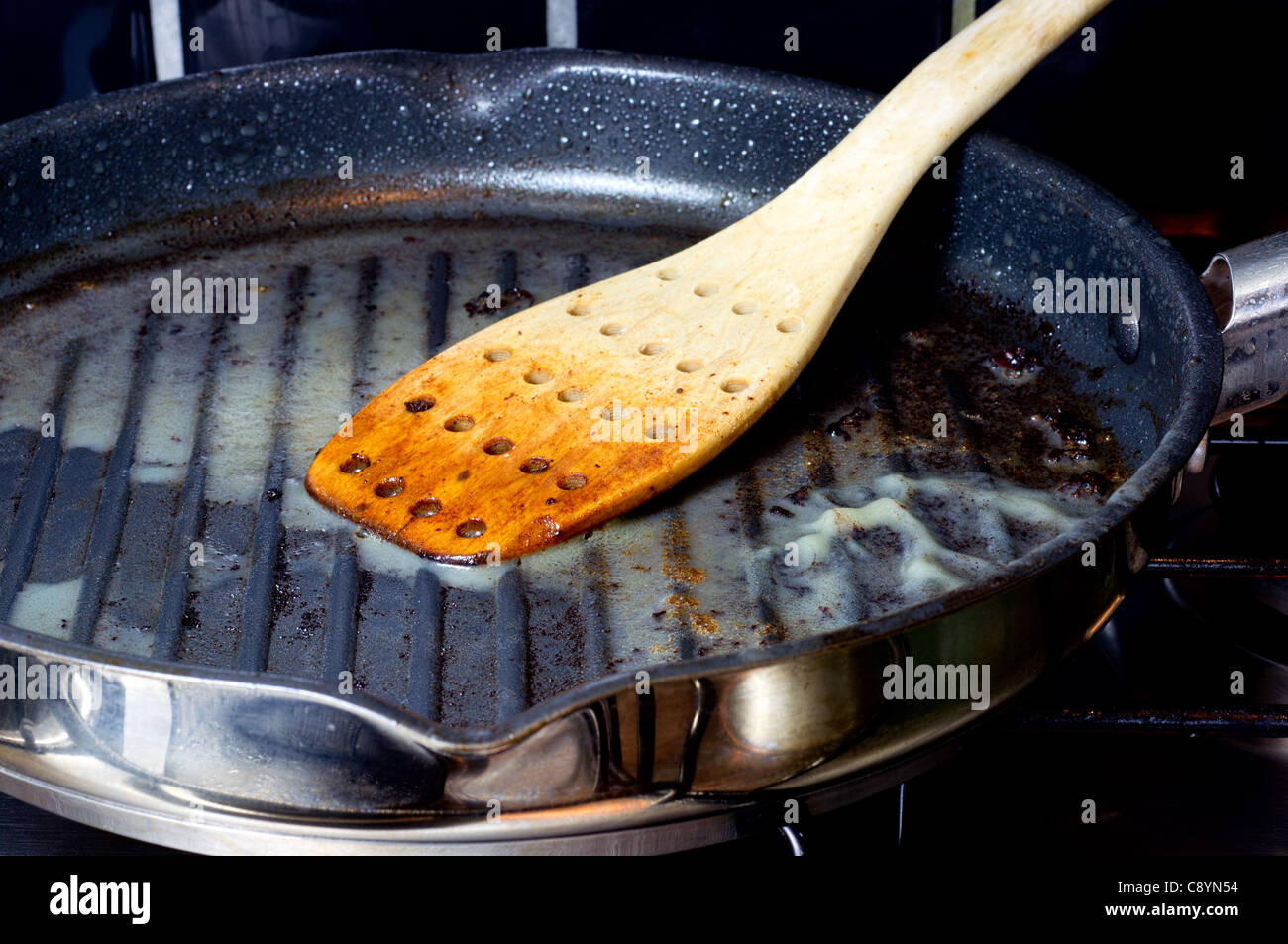 Il grasso in una padella Foto Stock