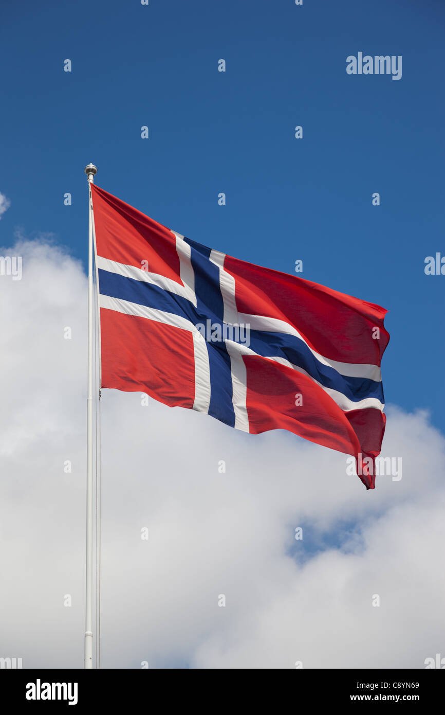 Norvegia bandiera nazionale nel cielo. Foto Stock