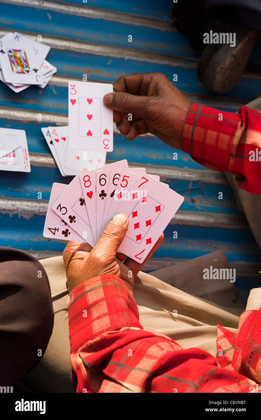 India, Assam, Majuli Island, traghetto passeggero carta da gioco a gioco mentre lontano lungo viaggio, carte in mano d'uomo Foto Stock