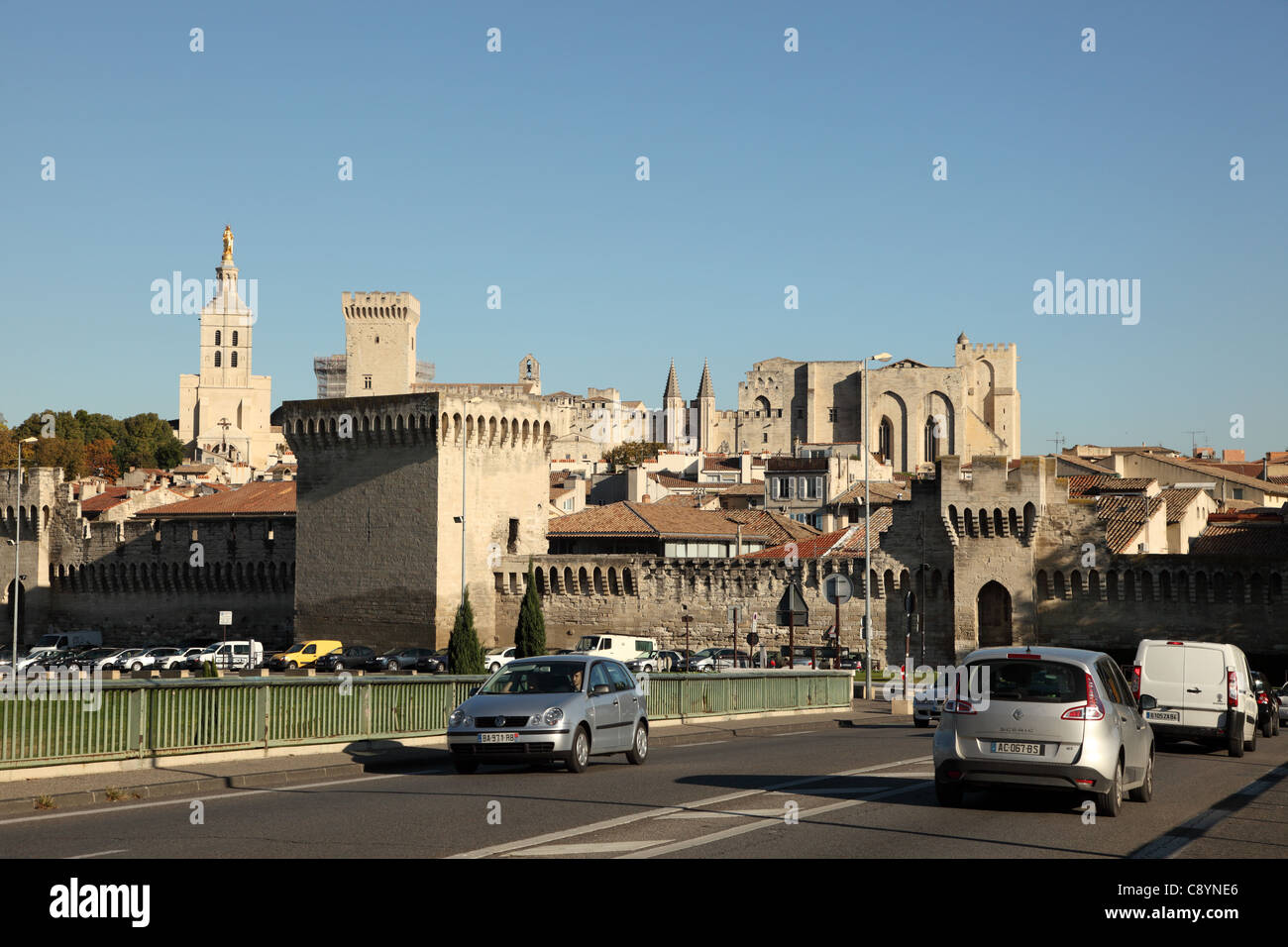 Vista del Papa's Palace dal ponte, Avignon Francia Foto Stock