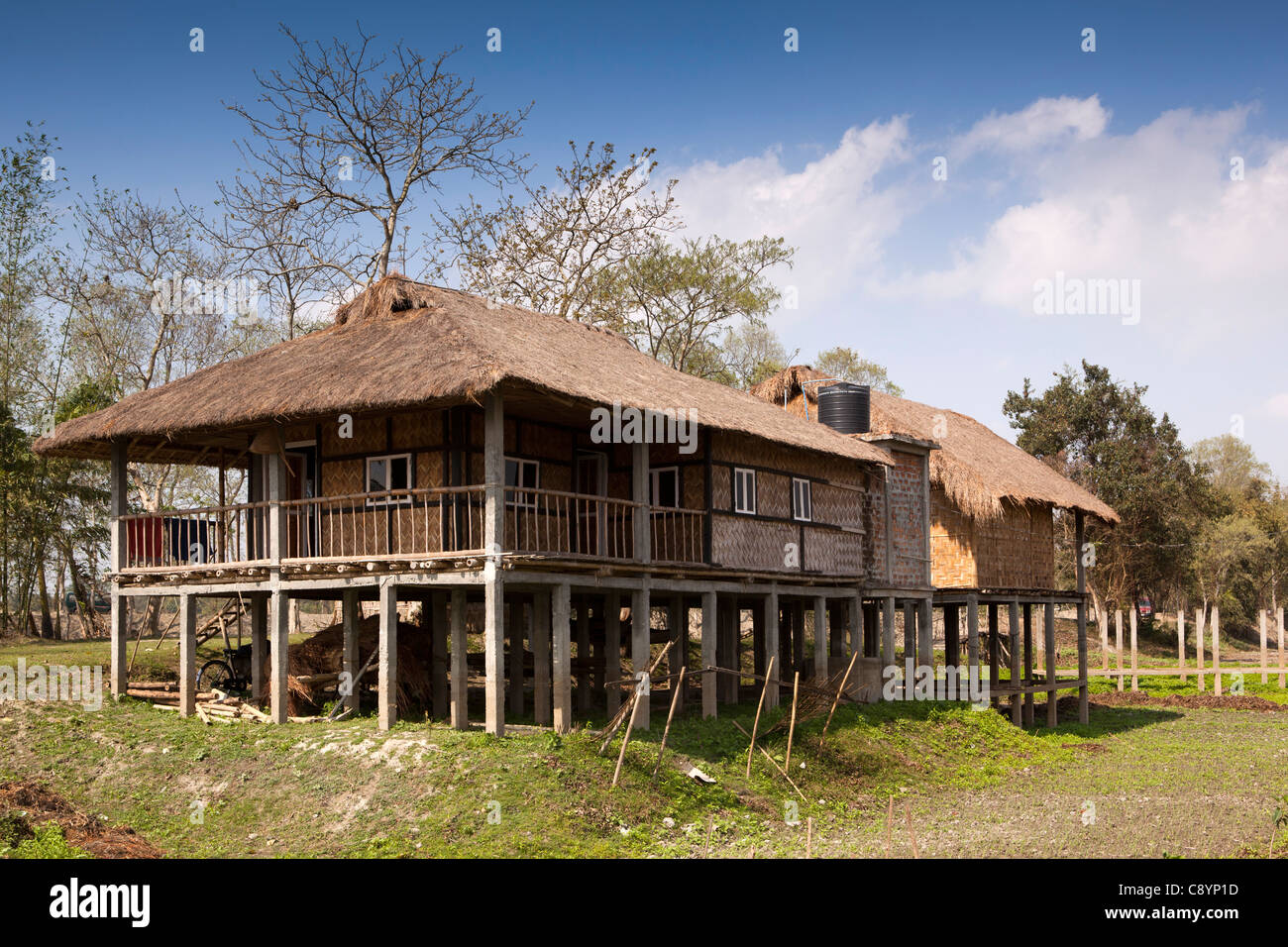 India, Assam, Majuli Island, turismo, bambù eco cottage alloggi turistici a bordo delle risaie Foto Stock