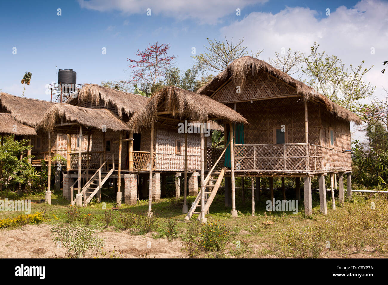 India, Assam, Majuli Island, turismo, bamboo cottage bungalow resort capanna con tetto di paglia di alloggio Foto Stock