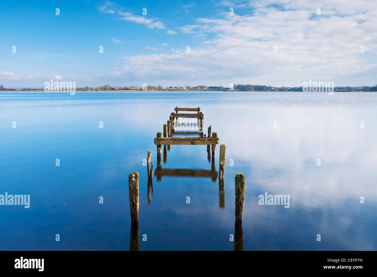 Pontile abbandonati sulla riva del Lough Neagh vicino a Oxford Isola Centro Visitatori, County Down, Irlanda del Nord Foto Stock