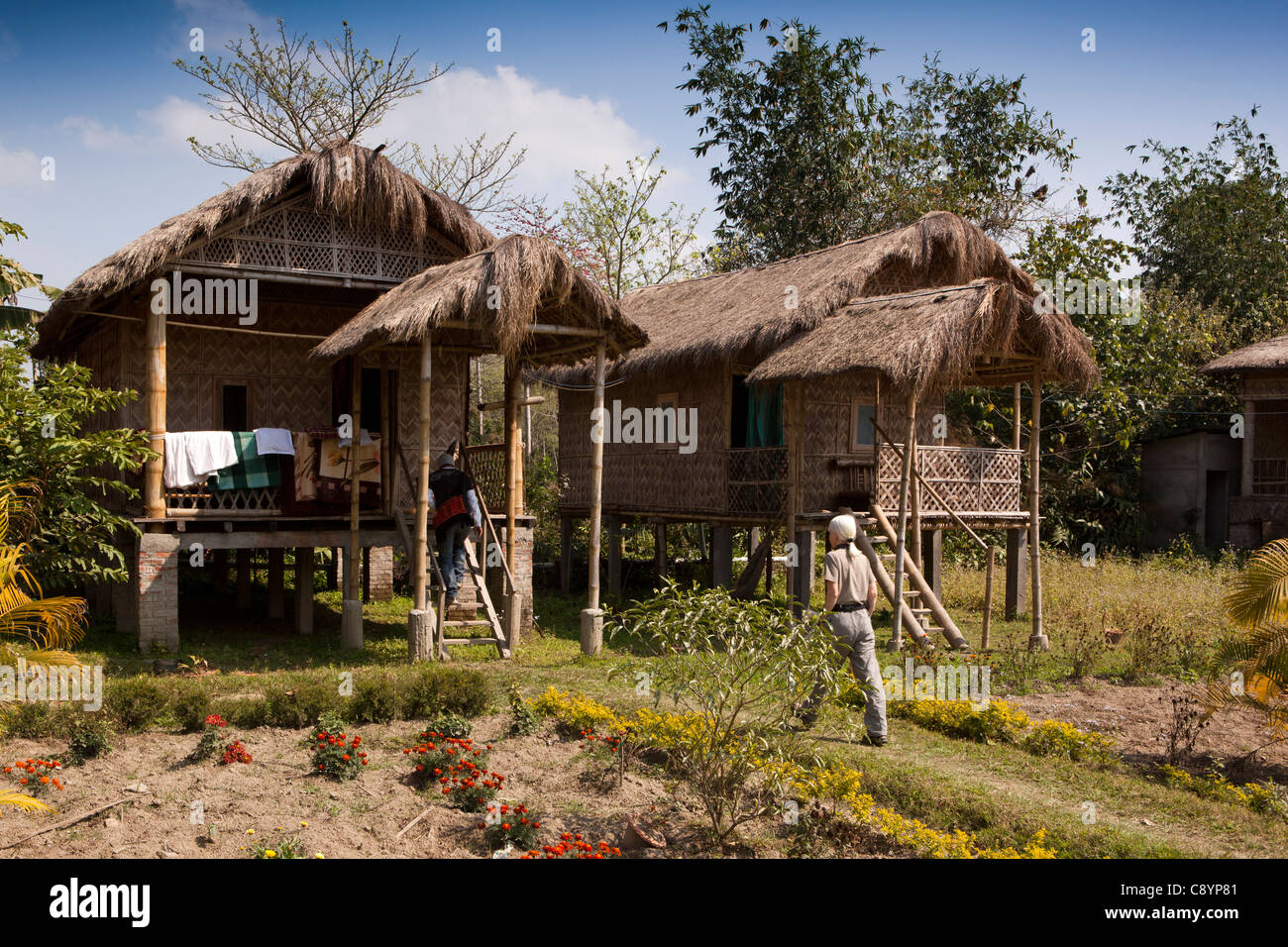 India, Assam, Majuli Island, turismo, bamboo cottage bungalow resort passeggiate turistiche a capanna con tetto di paglia di alloggio Foto Stock