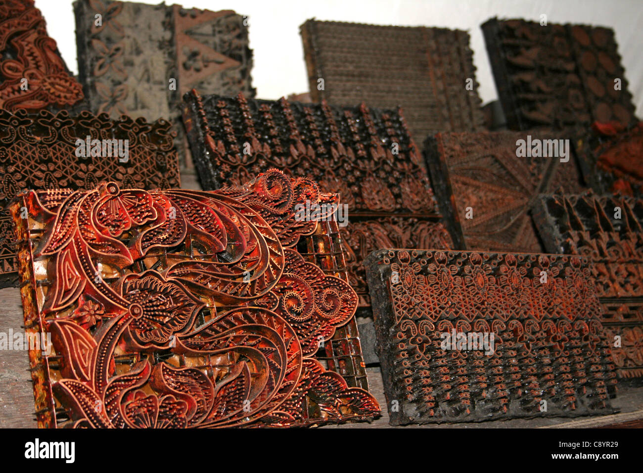 Blocchi scolpiti utilizzati nella realizzazione dei Batik per stampa in blocco la cera sul tessuto Foto Stock