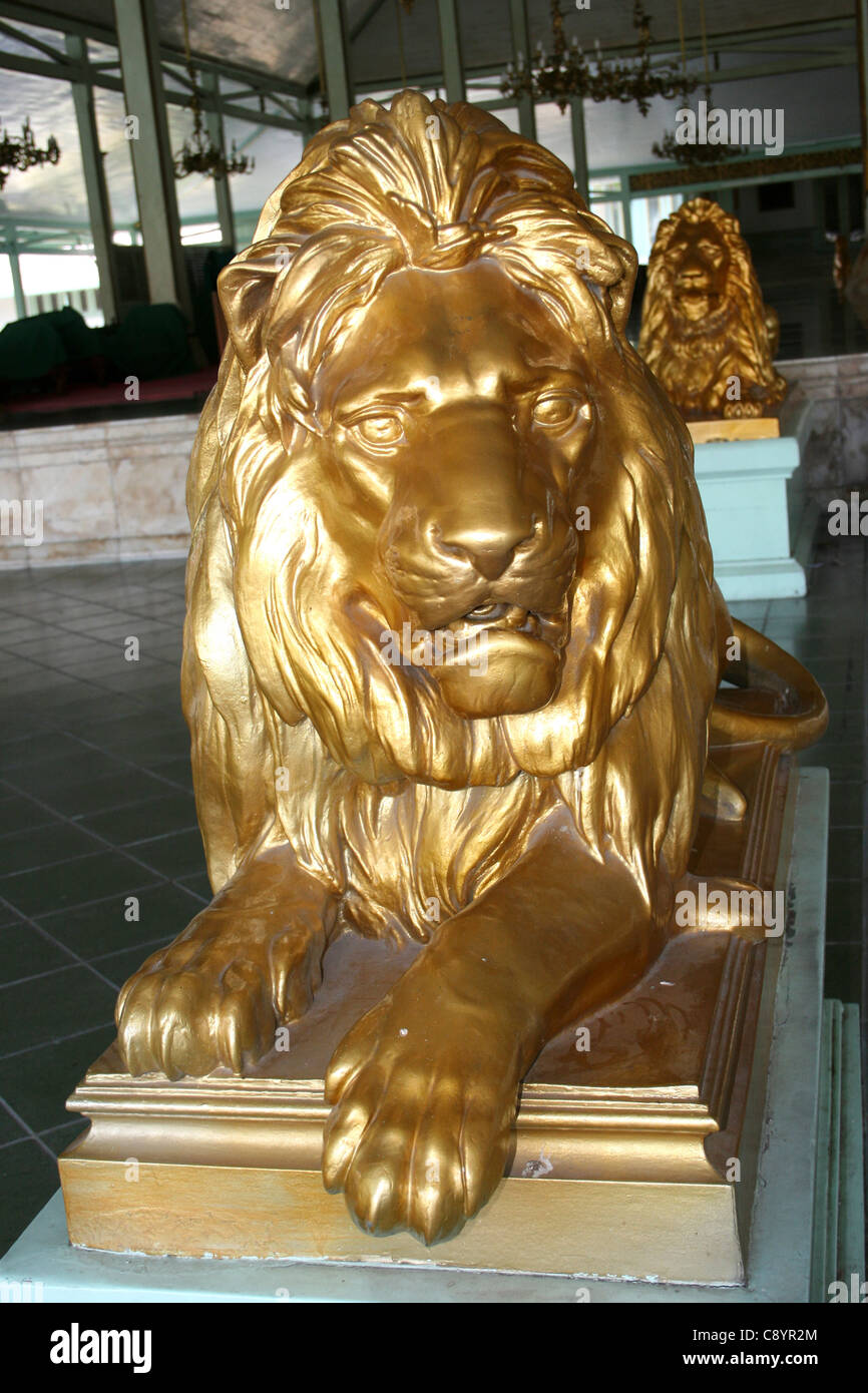 Oro dipinta Lion statue Mangkunegaran Palace, Java Foto Stock