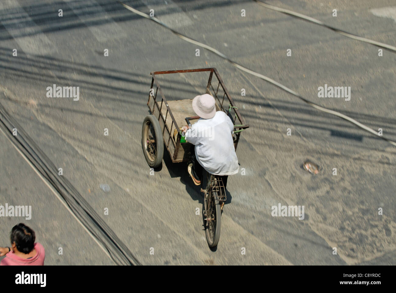 Asia, Vietnam, Città di Ho Chi Minh (Saigon). Tre ruote di bicicletta per il trasporto di merci su Biu Vien San nel backpackers sono... Foto Stock