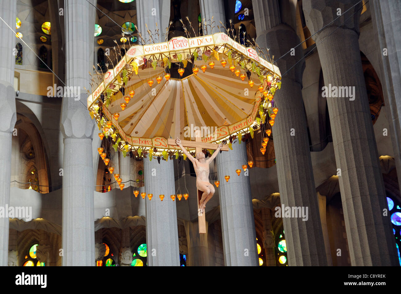 Altare tettoia e croce nell abside della Basilica y Templo Expiatorio de la Sagrada Familia di Barcellona, Spagna Foto Stock
