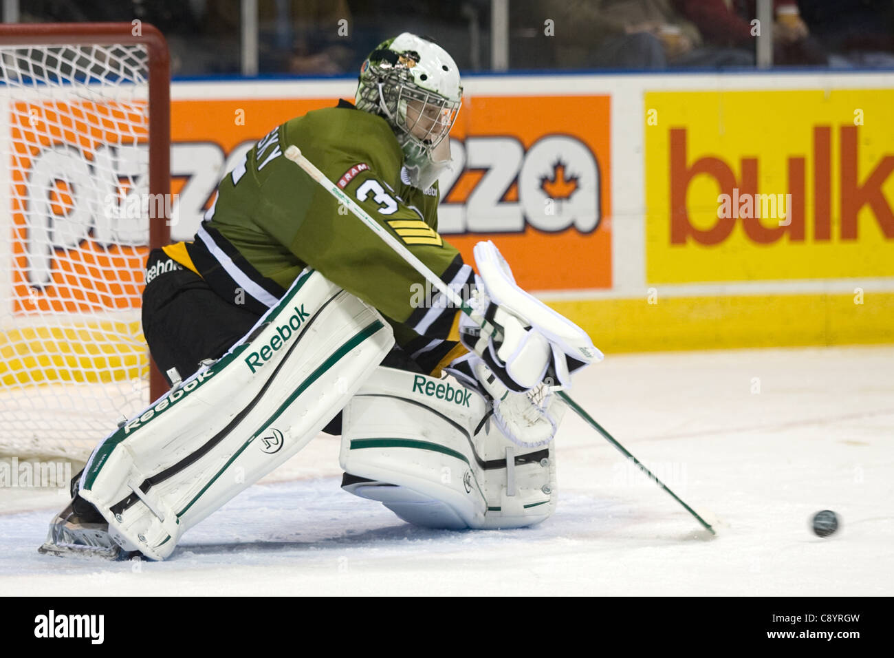 London Ontario, Canada - 4 novembre 2011. Brampton Battaglione goalie Matej Machovsky si prepara a effettuare un salvataggio durante una partita contro i cavalieri di Londra. Londra ha vinto il gioco 3-2 segnare il gol vincente negli ultimi minuti del terzo periodo. Foto Stock