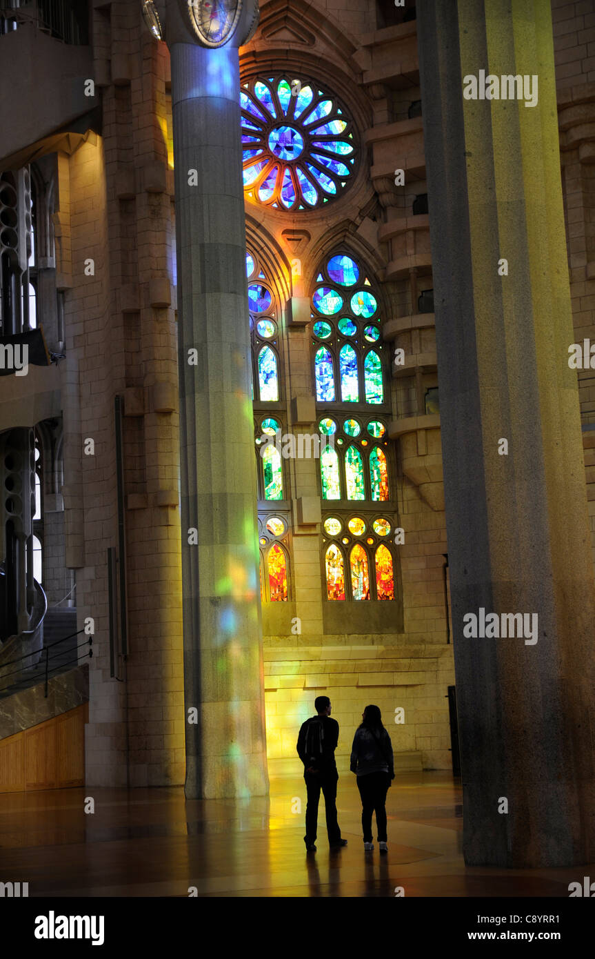 Finestra di vetro colorato nella Basílica y Templo Expiatorio de la Sagrada Familia di Barcellona, Spagna Foto Stock