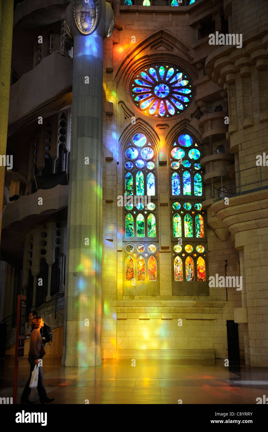 Finestra di vetro colorato nella Basílica y Templo Expiatorio de la Sagrada Familia di Barcellona, Spagna Foto Stock