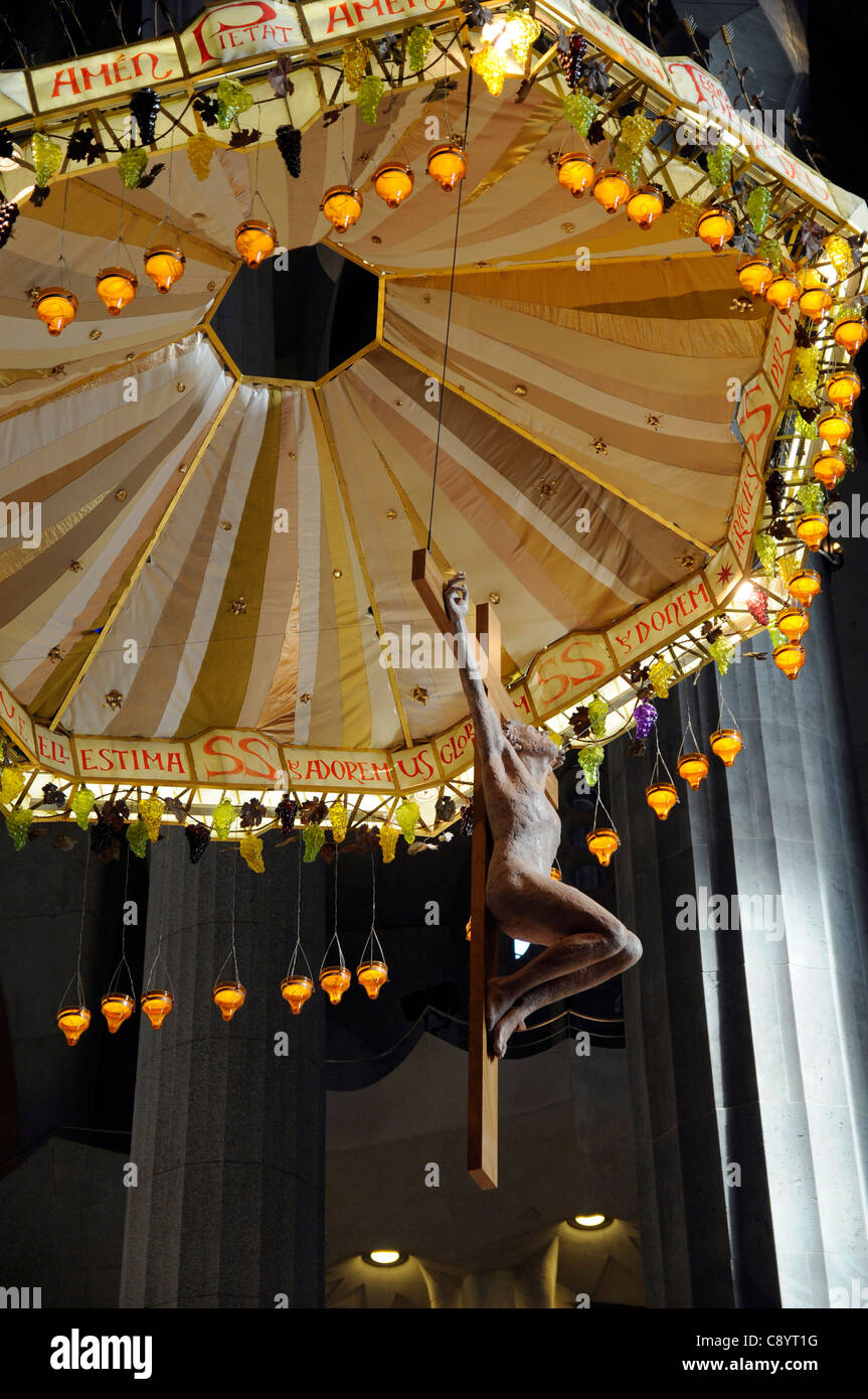 Altare tettoia e croce nell abside della Basilica y Templo Expiatorio de la Sagrada Familia di Barcellona, Spagna Foto Stock