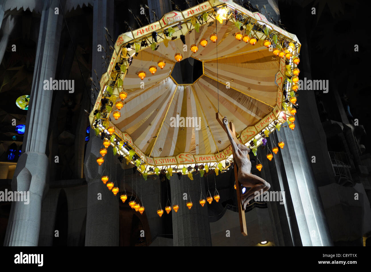 Altare tettoia e croce nell abside della Basilica y Templo Expiatorio de la Sagrada Familia di Barcellona, Spagna Foto Stock