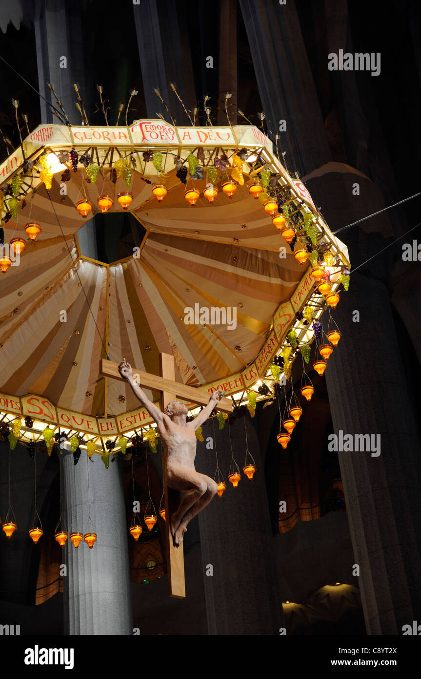 Altare tettoia e croce nell abside della Basilica y Templo Expiatorio de la Sagrada Familia di Barcellona, Spagna Foto Stock