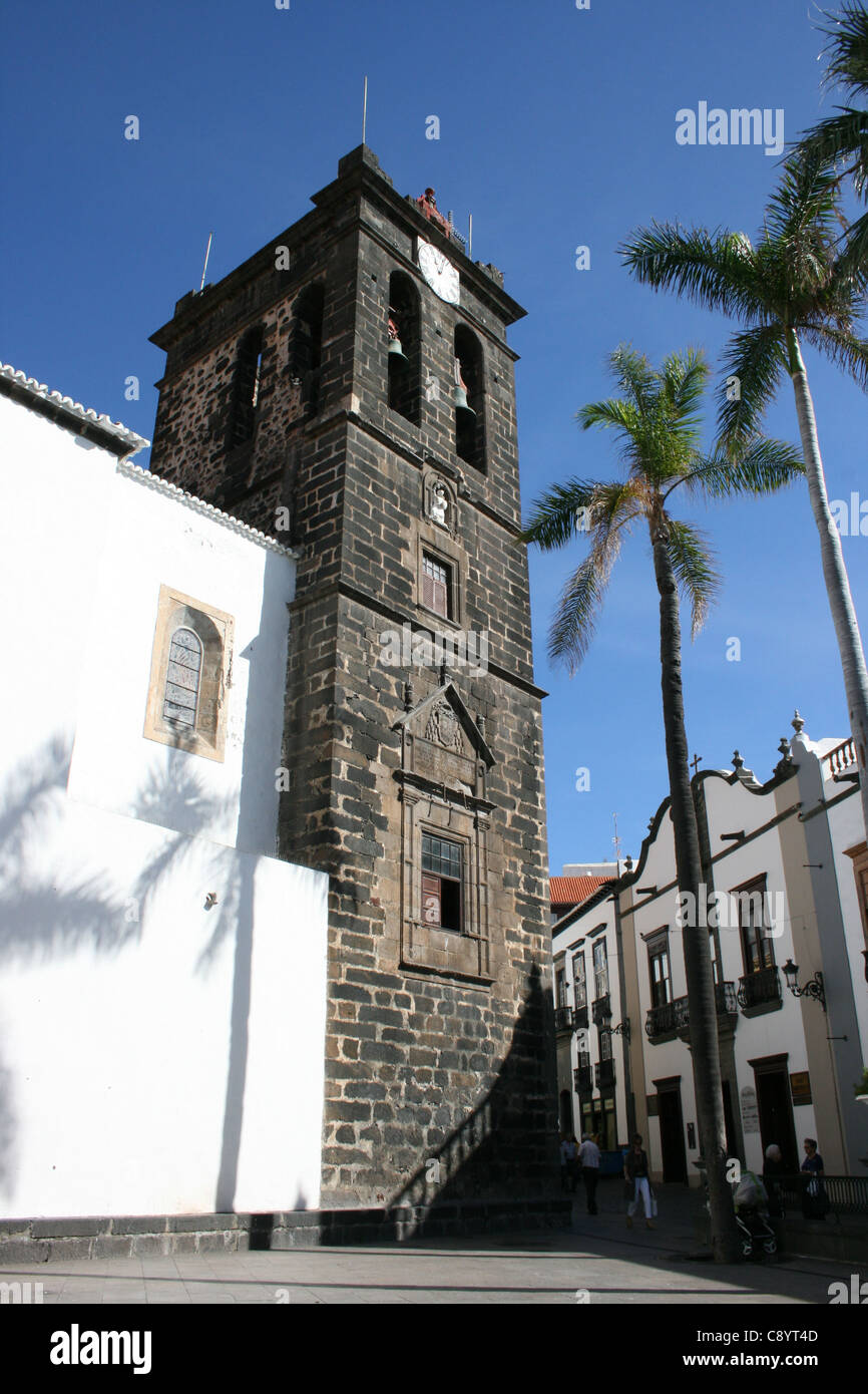 Il campanile della chiesa con le campane e le palme in una piazza o plaza lungo Calle O'Daly a Santa Cruz de La Palma nelle isole Canarie Foto Stock