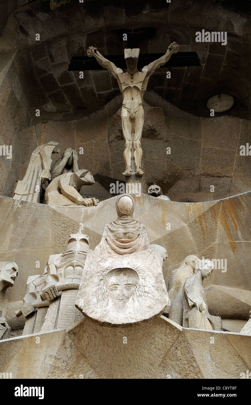 La morte, la sepoltura e la risurrezione di Cristo la scultura di fronte alla passione la facciata della basilica della Sagrada Familia Foto Stock