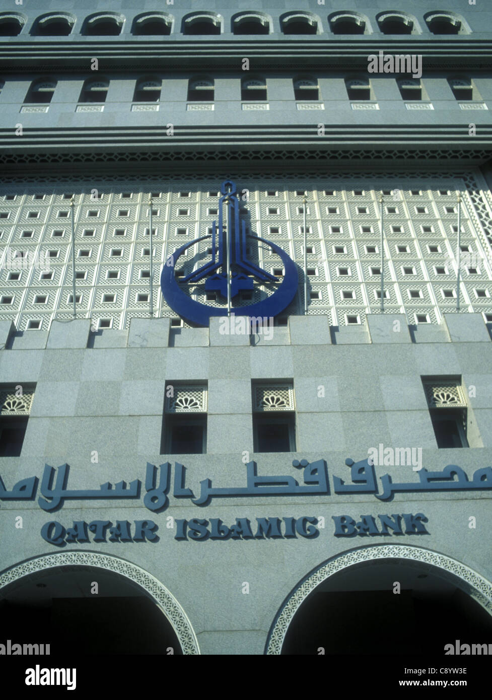 Qatar Islamic Bank, esteriore fondata nel 1982 come la prima istituzione finanziaria islamica del Qatar Foto Stock