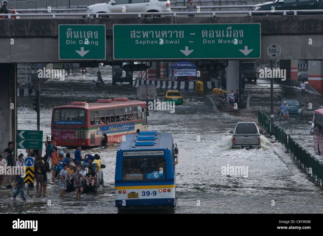 Le inondazioni creano caos nel traffico del centro di Bangkok. Lat Phrao, Bangkok, Thailandia Sabato, 5 novembre 2011. La Thailandia sta vivendo la sua peggiore inondazione in più di 50 anni. © Kraig Lieb Foto Stock