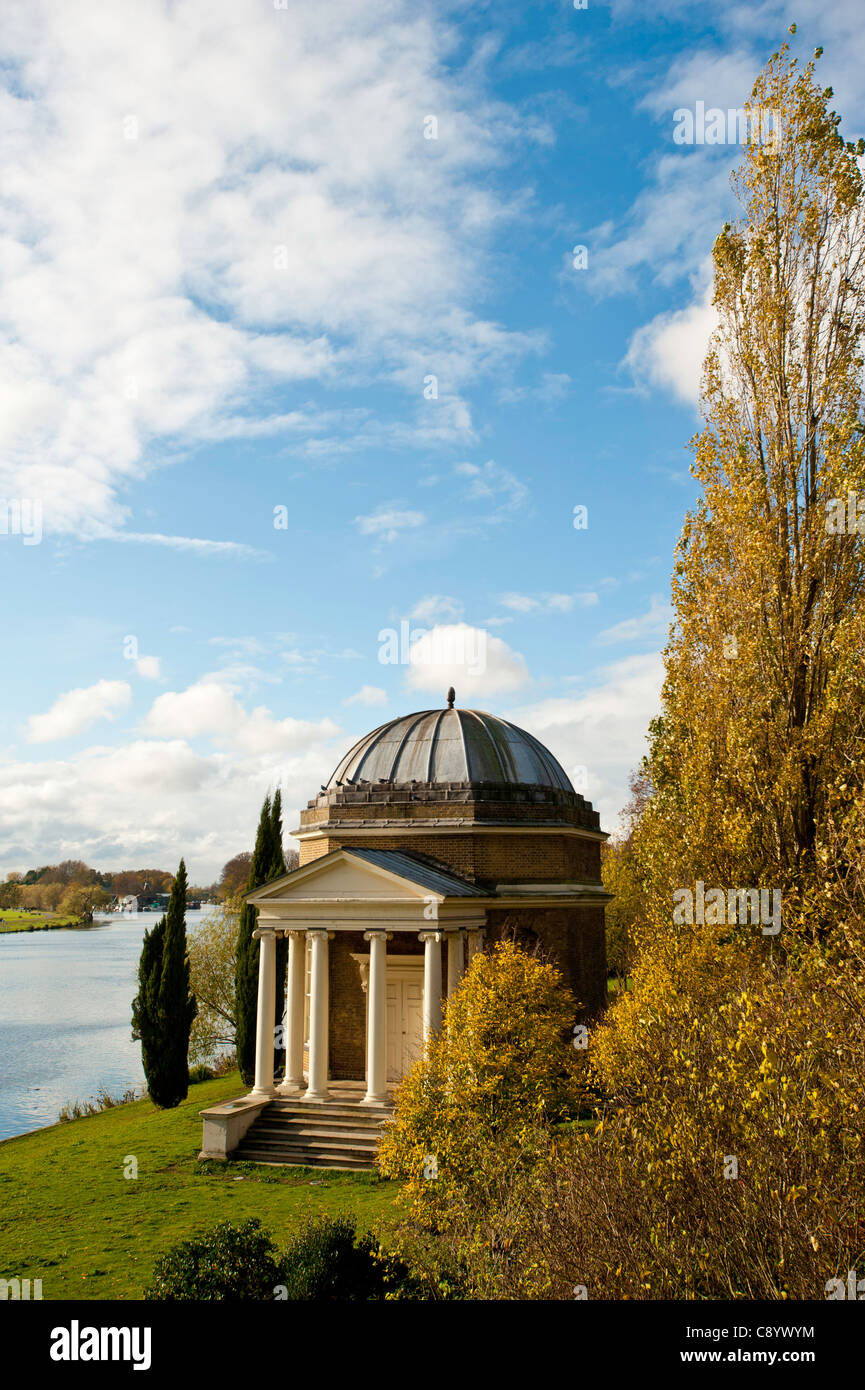 Garric del tempio a Shakespeare che si affaccia sul Fiume Tamigi, Hampton, Regno Unito Foto Stock