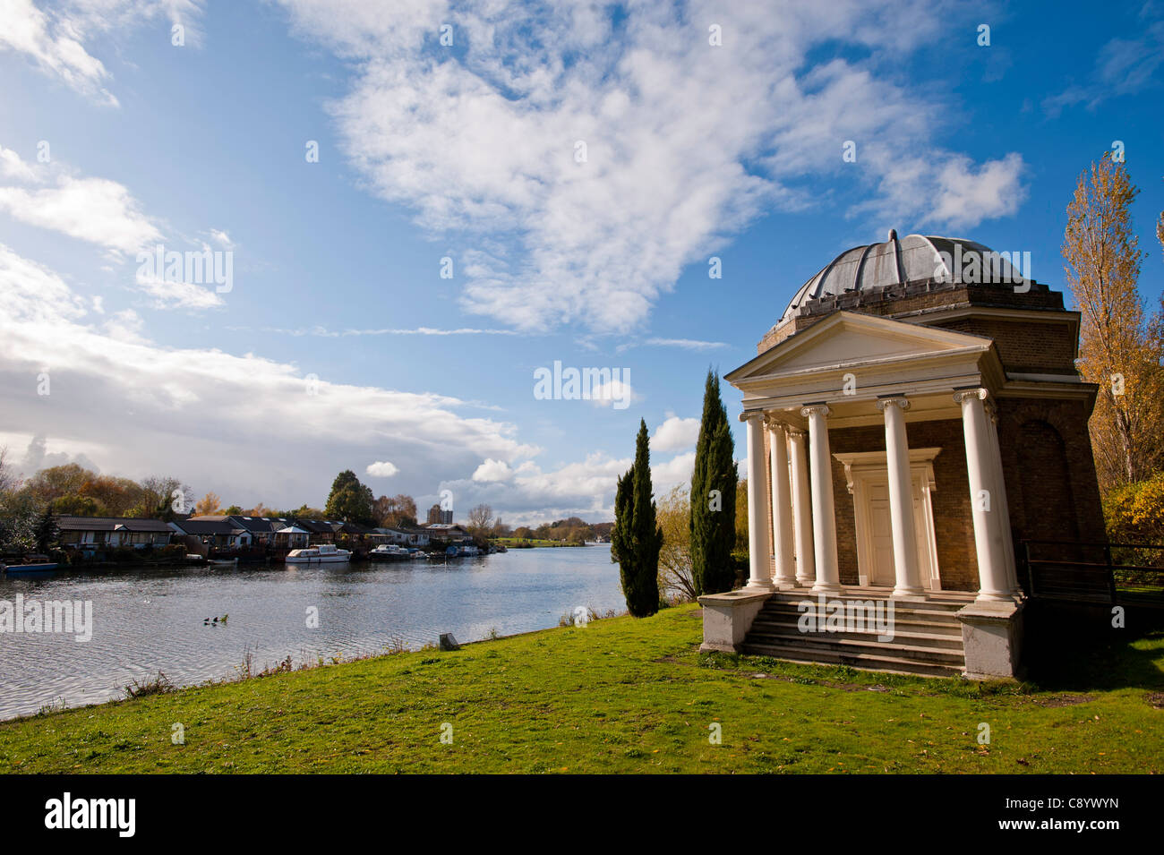 Garric del tempio a Shakespeare che si affaccia sul Fiume Tamigi, Hampton, Regno Unito Foto Stock