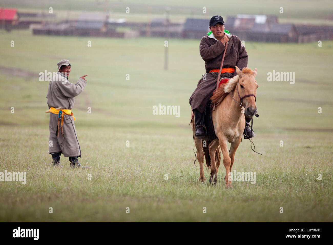 Il mongolo mans parlare con gli amici, Tsagaannuur, Khövsgöl, Mongolia Foto Stock