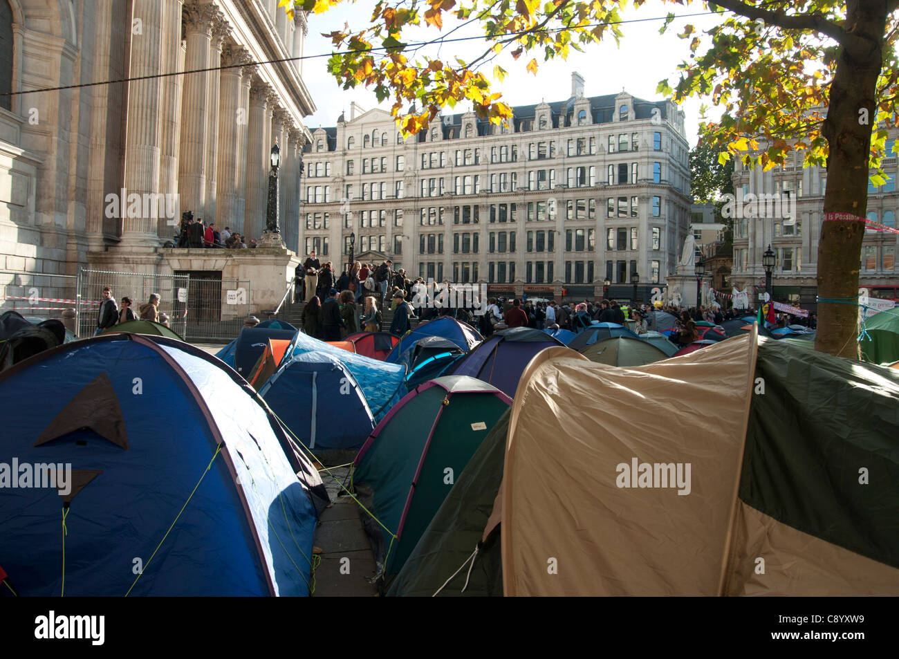 Anti capitalista di dimostrazione presso la Cattedrale di St Paul London Inghilterra England Foto Stock