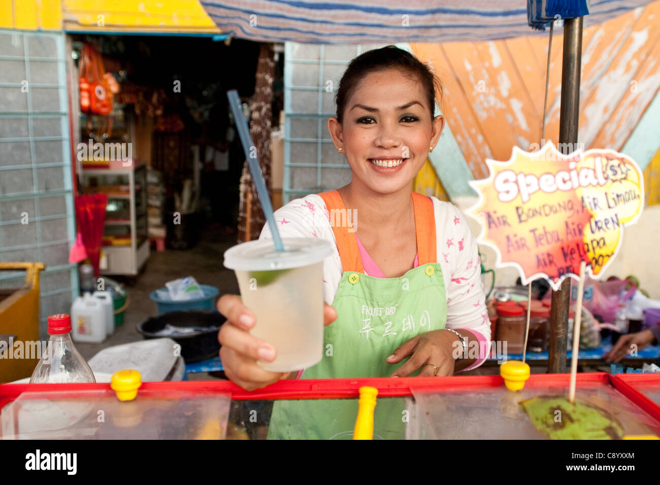 Bere venditore dando lime fresco drink nel mercato delle Filippine in Kota Kinabalu, Sabah Borneo, Malaysia Foto Stock