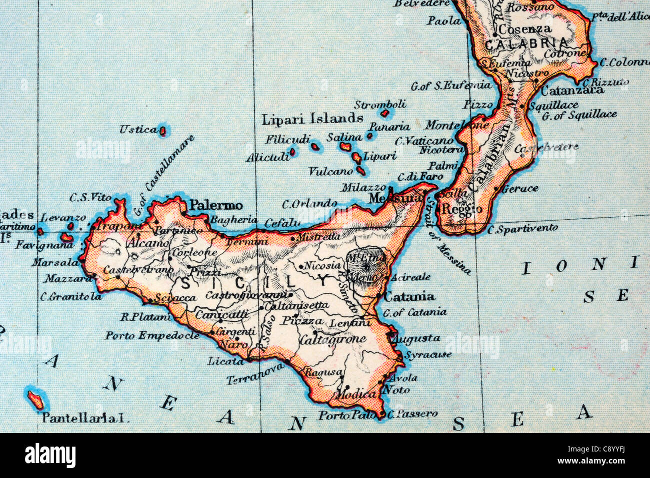 Macro di un vecchio atlas map (circa 100 anni). della Sicilia, leggermente colorate e foxed a causa della sua età Foto Stock