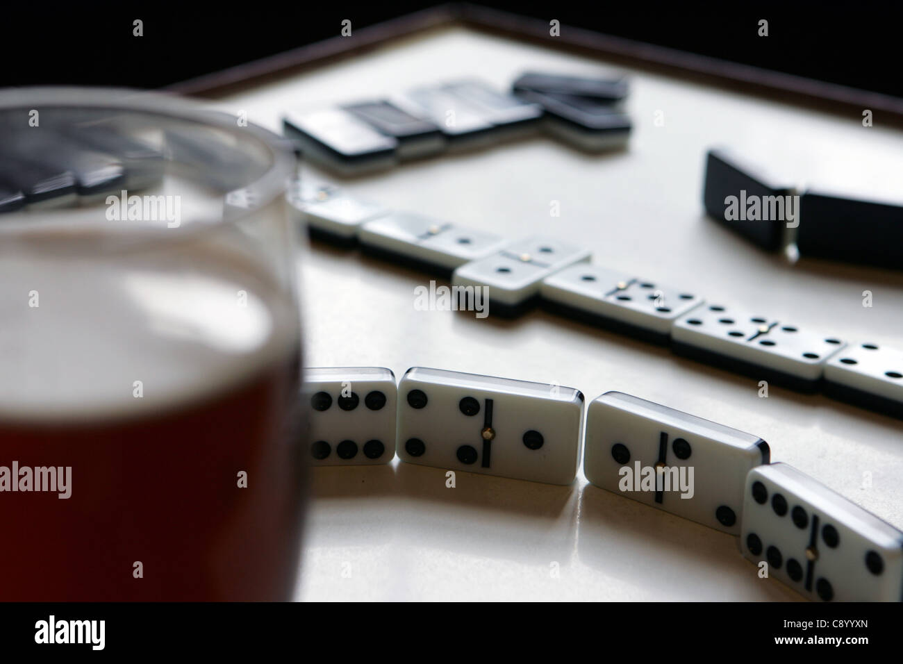 L'effetto domino in una casa pubblica, a Nord Est, Inghilterra. Foto Stock