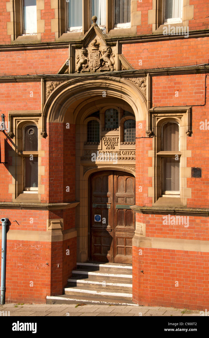Una porta del tribunale di contea e l Inland Revenue office building, Crawford Street, Wigan, Greater Manchester, Inghilterra, Regno Unito Foto Stock