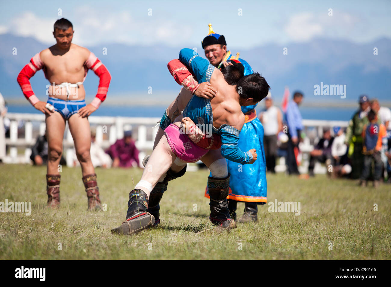 Mongolian wrestling nel Naadam festival di Tsagaannuur, Khövsgöl, Mongolia Foto Stock