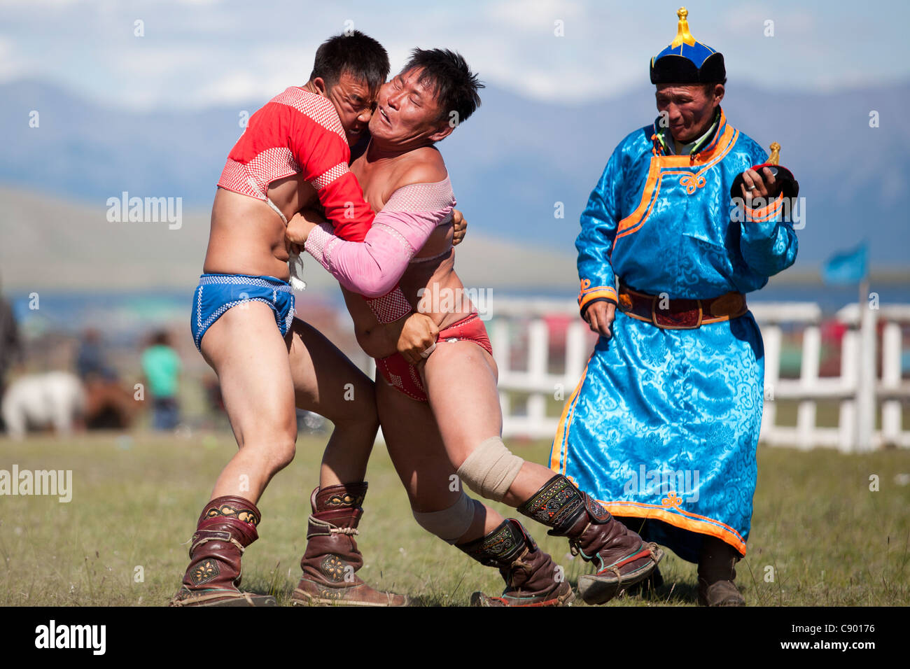 Mongolian wrestling nel Naadam festival di Tsagaannuur, Khövsgöl, Mongolia Foto Stock