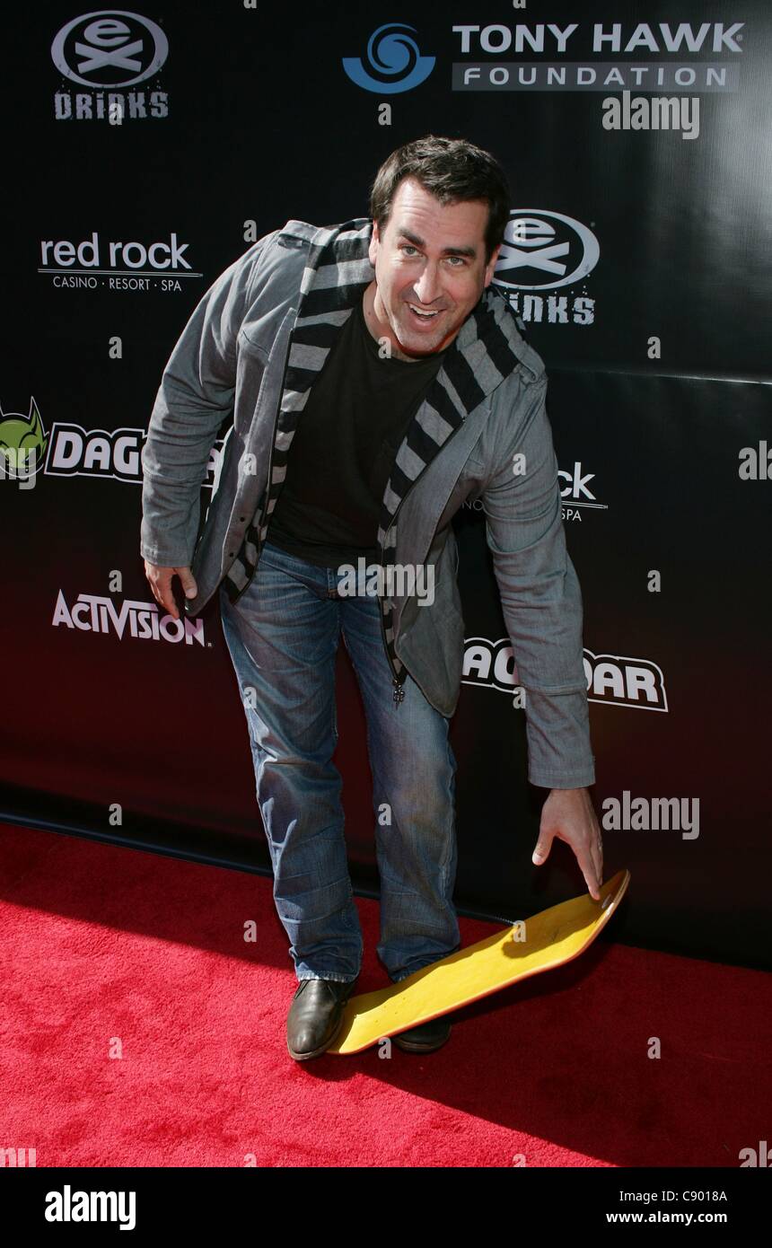 Rob Riggle ad una apparizione pubblica per la terza edizione di Tony Hawk: DeGeDar presenta Stand Up per Skateparks, Red Rock Casino Resort and Spa Las Vegas NV, 5 novembre 2011. Foto di: James Atoa/Everett Collection Foto Stock