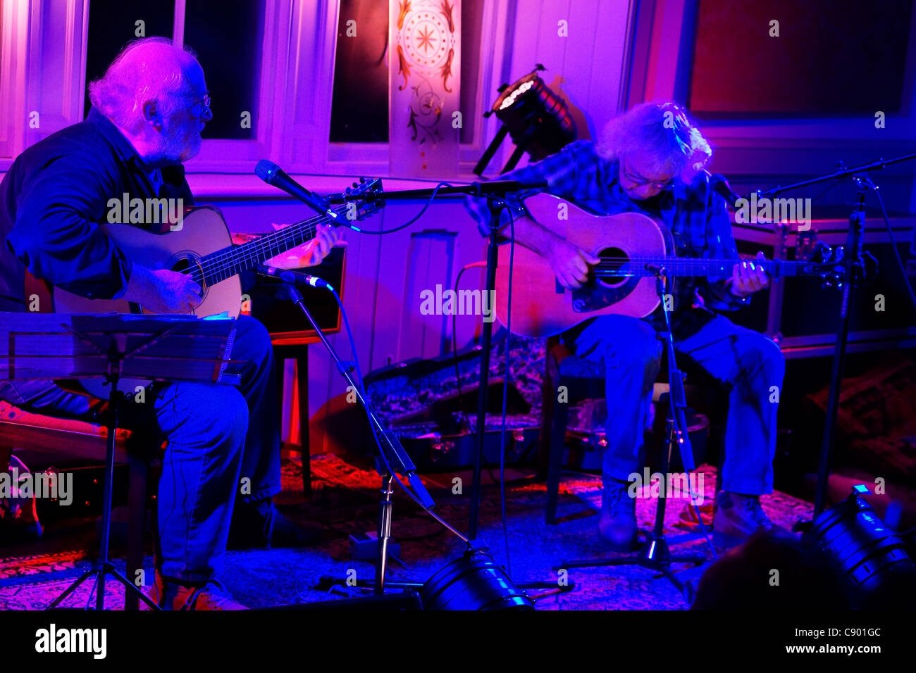 Folk fingerstyle guitar virtuoso performance - John Renbourn (sinistra, d. 2105) e Wizz Jones Foto Stock