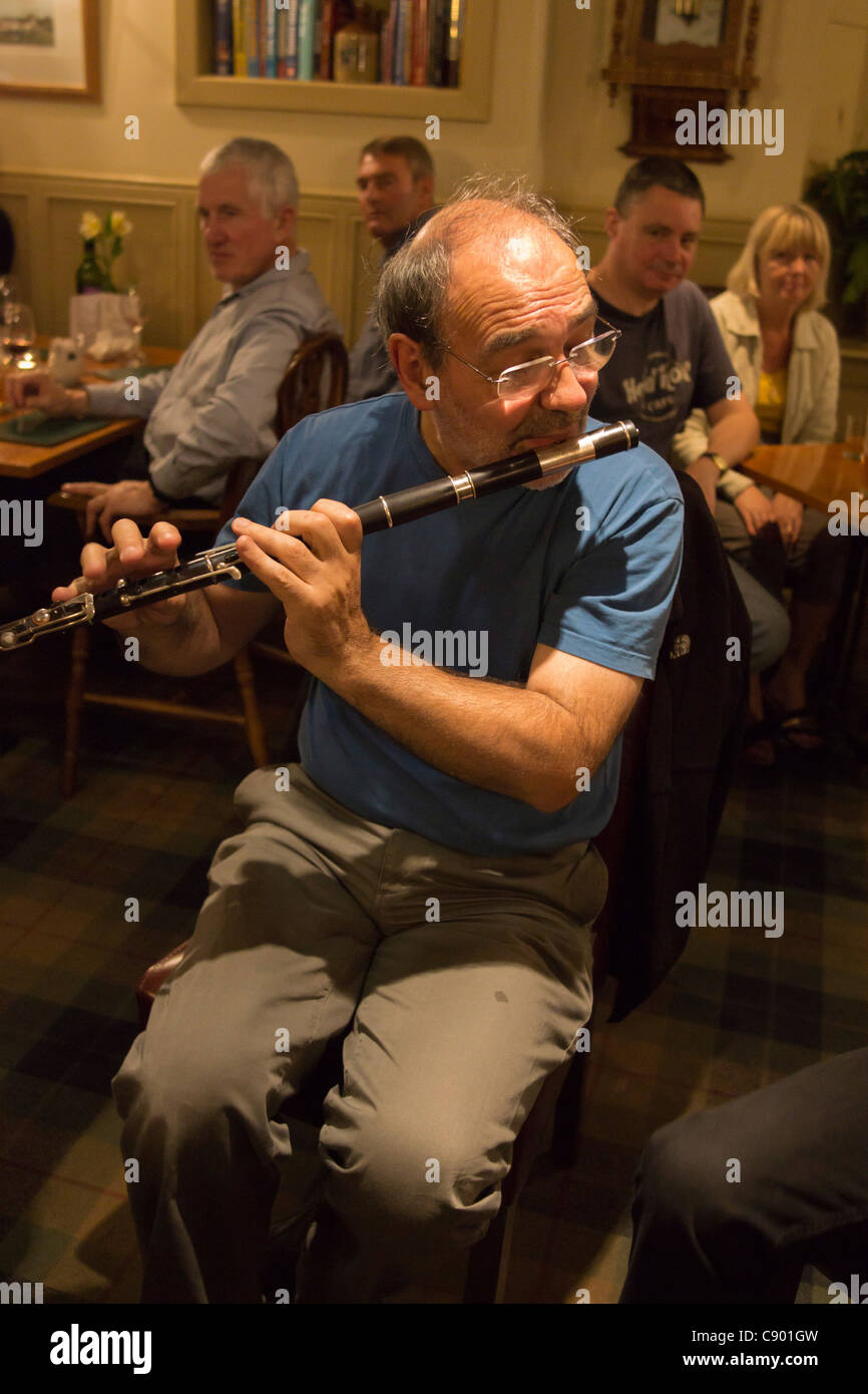 Martin Marroni riproduzione tradizionale irlandese flauto di legno in un pub sessione folk in Scozia Foto Stock
