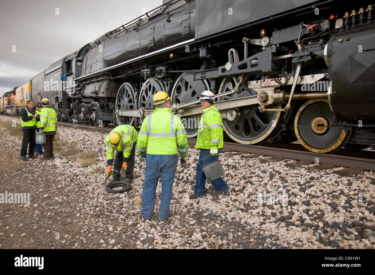 In un tour di buona volontà, Union Pacific motore di vapore 844 entra in pausa per un rapido oliatura del conducente ruote in Carrizozo, Nuovo Messico. Foto Stock