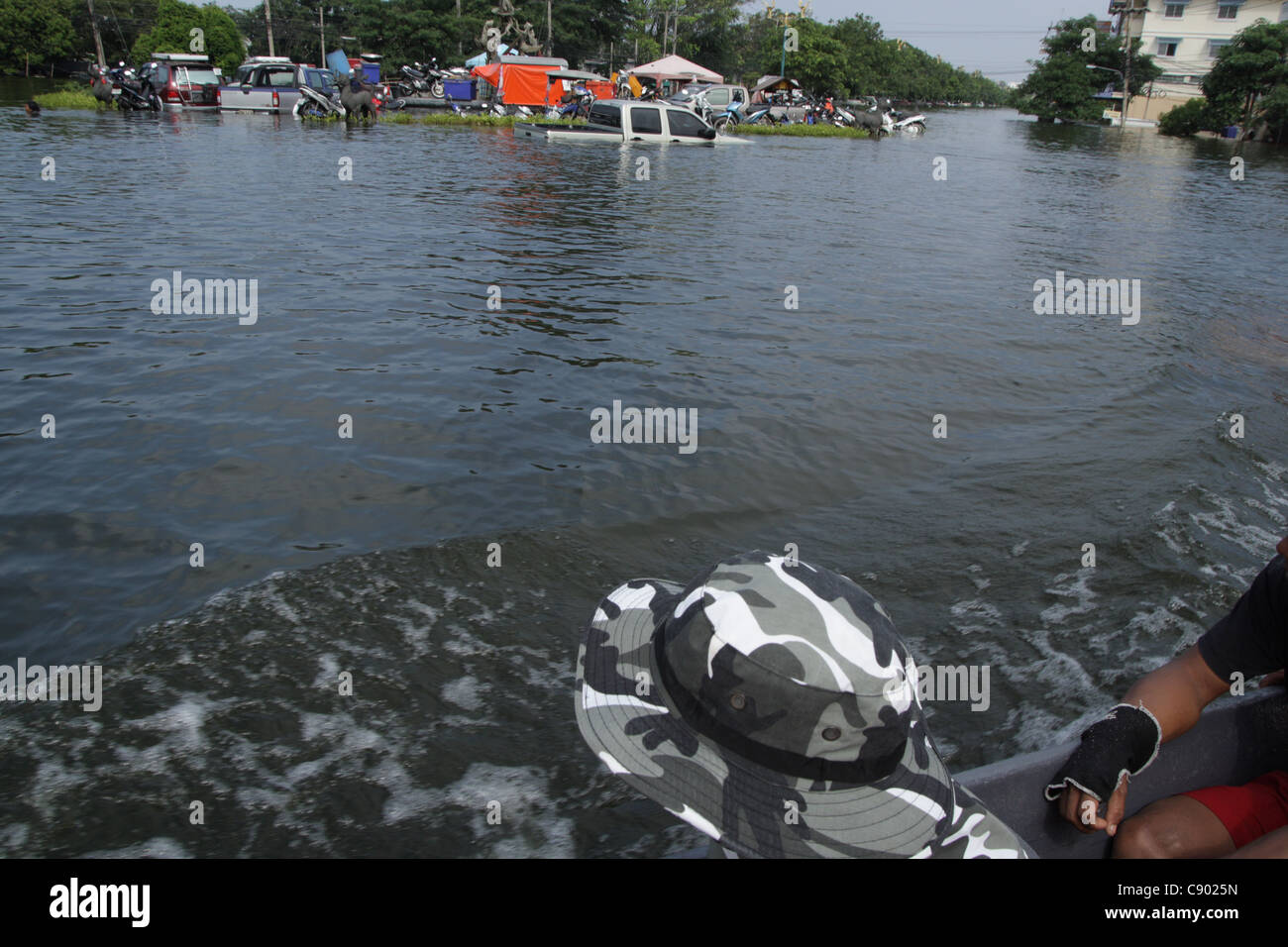 Acque alluvionali su strada nella provincia di Ayutthaya , della Thailandia Foto Stock