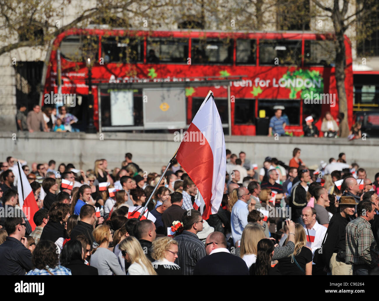 Le persone si sono riuniti per guardare i funerali del Presidente polacco Lech Kaczynski sugli schermi televisivi, aprile 2010, Trafalgar Square, London, Regno Unito Foto Stock