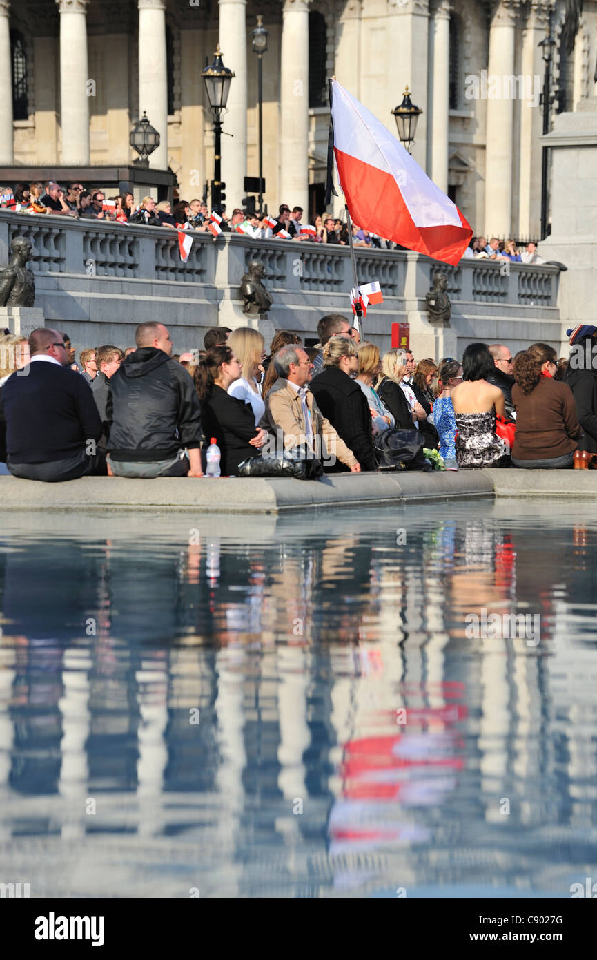 Le persone si sono riuniti per guardare i funerali del Presidente polacco Lech Kaczynski sugli schermi televisivi, aprile 2010, Trafalgar Square, London, Regno Unito Foto Stock