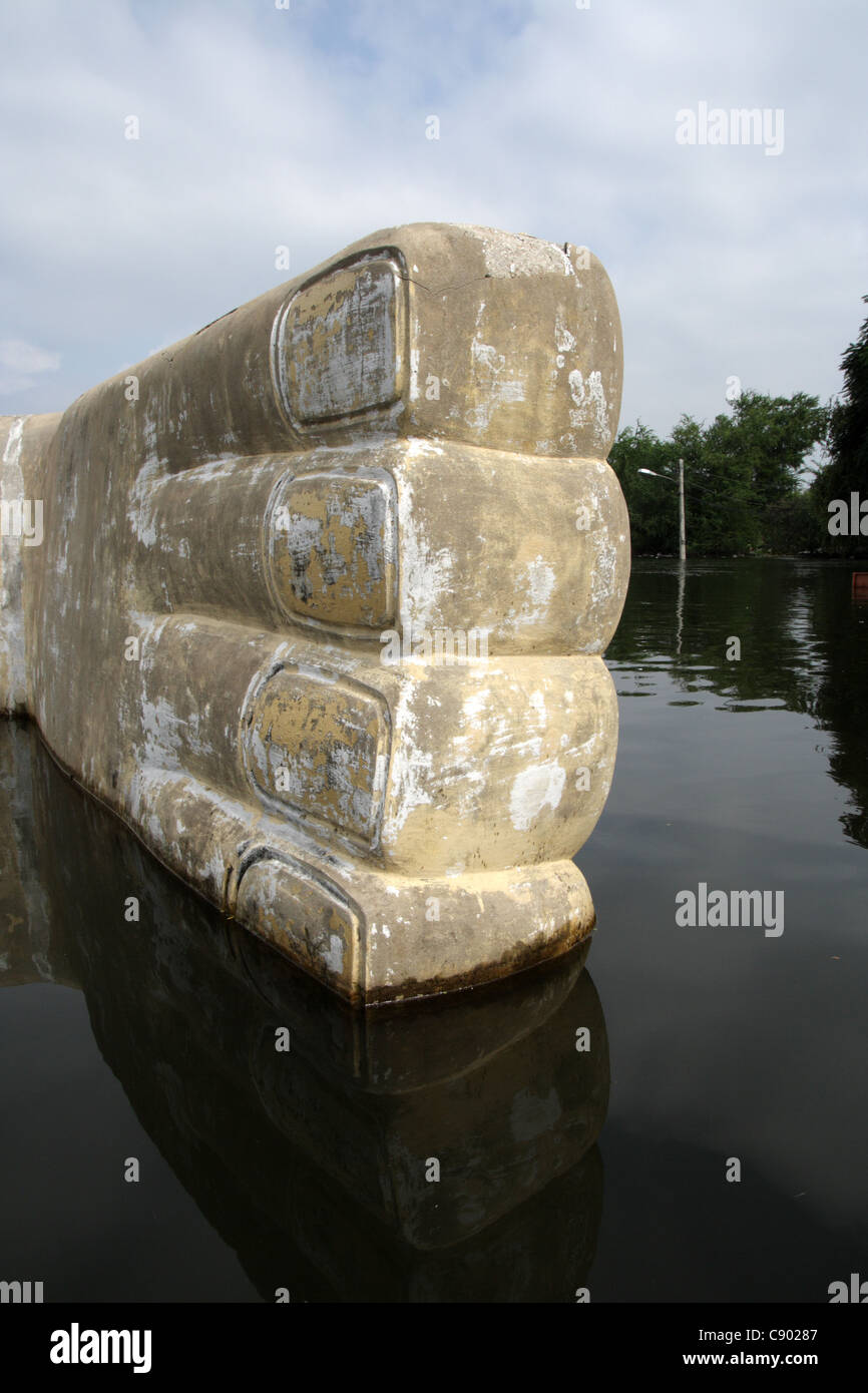 Gigante Buddha reclinato in acque alluvionali , Wat Lokaya Sutha , Ayutthaya , della Thailandia Foto Stock