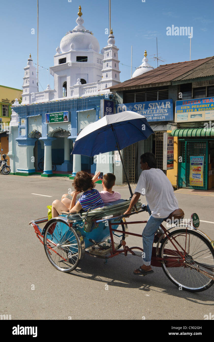 I turisti con un riscio' davanti il musulmano indiano Durgha Nagore Sherif in Georgetown, Isola di Penang, Malaysia Foto Stock