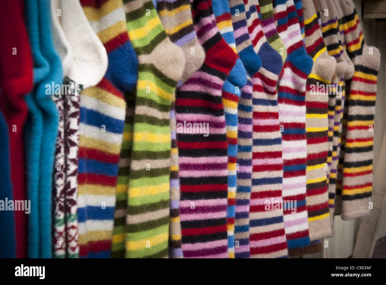 Array di multi-colore di calze in Lettonia Foto Stock